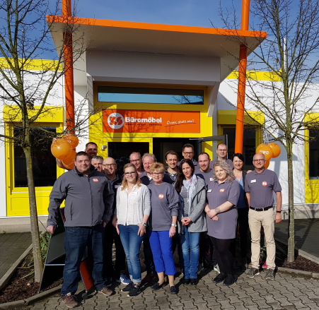 Team KS Büromöbel GmbH vor dem Eingang