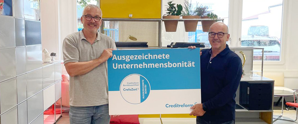 Überreichung von CrefoZert: Ralf Knoll (Creditreform Darmstadt) und Herbert Pest (Geschäftsführer von KS Büromöbel)