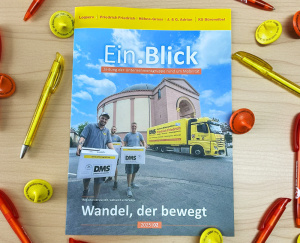 Die neue Ausgabe Unternehmenszeitschrift „Ein.Blick“ (2025/02) liegt auf dem Tisch umgeben von gelben und orangenen Kugelschreibern Die neue Ausgabe Unternehmenszeitschrift „Ein.Blick“ (2025/02) liegt auf dem Tisch umgeben von gelben und orangenen Kugelschreibern