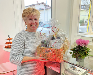 Birgit Richter mit ihrem Abschiedsgeschenk zu Ruhestand 