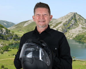 Oliver Bender, neuer Mitarbeiter von KS Büromöbel, mit Motoradhelm in den Händen Oliver Bender, neuer Mitarbeiter von KS Büromöbel, mit Motoradhelm in den Händen