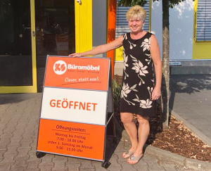 Birgit Richter vor KS Büromöbel Ladengeschäft