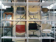 Ausstellungsregal mit Bürostühlen