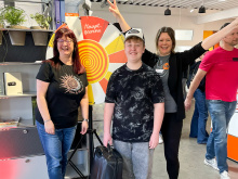 Glücksrad und Gewinner des Hauptgewinns am Knaller-Samstag bei KS Büromöbel