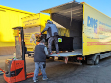 Mitarbeiter von KS Büromöbel beladen einen LKW mit Möbel