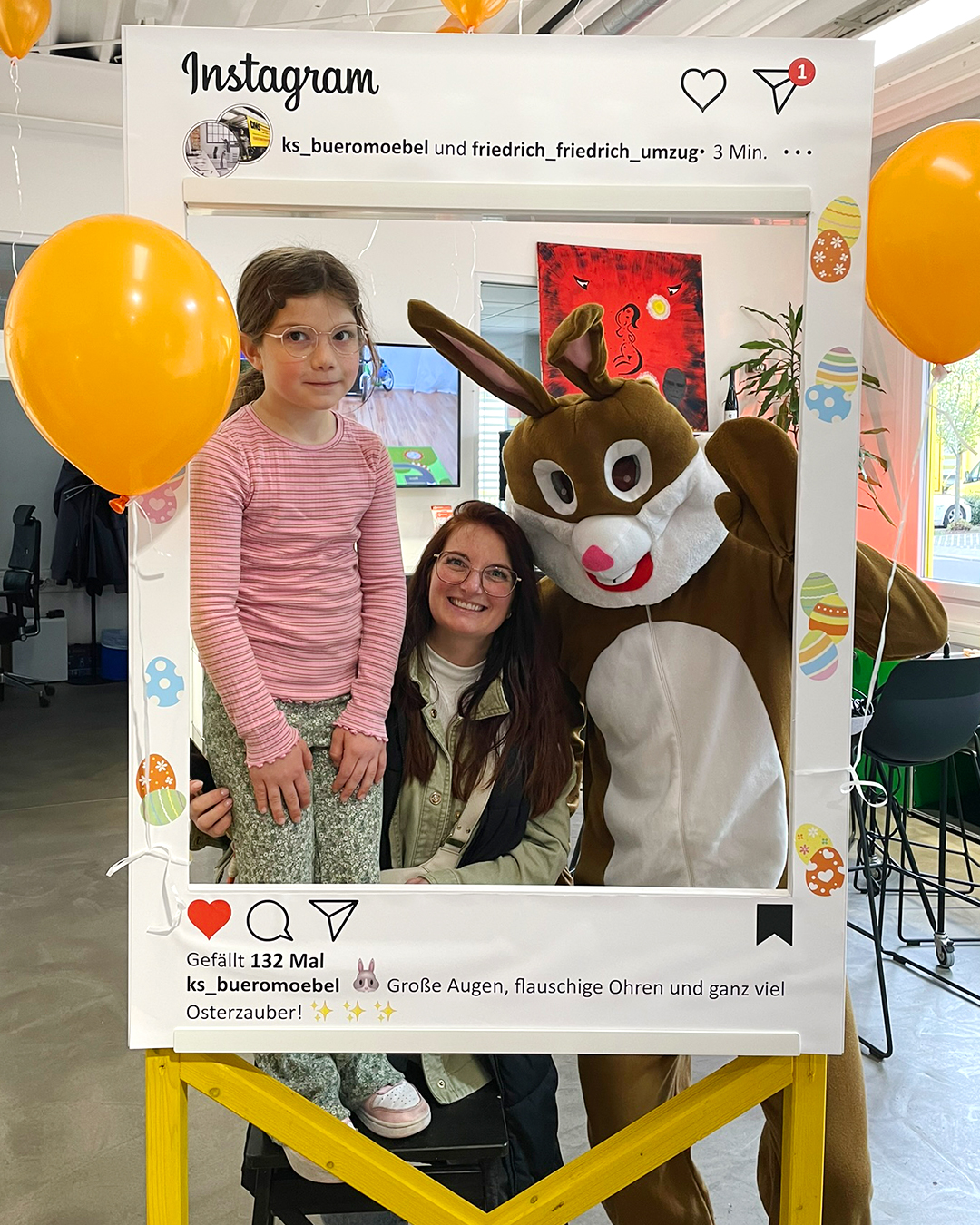 Osterhase posiert mit einem Mädchen und seiner Mutter für ein Foto