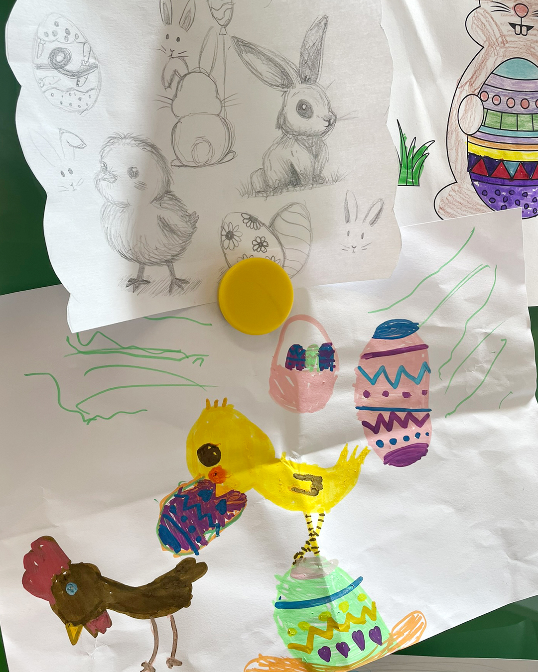 Selbstgemalte Bilder mit Hasen, Ostereiern und Hühnchen als Motiv, die Kinder dem Osterhasen geschenkt haben