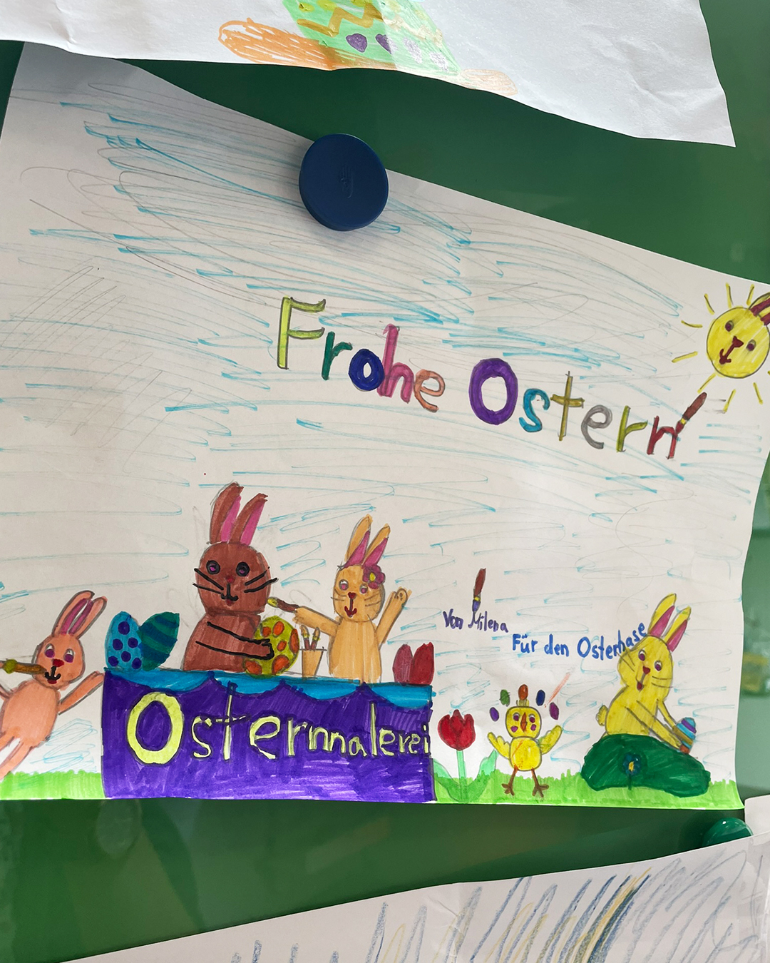 Ein Bild, das ein Kind selbst gemalt hat: Osterhasen in der Ostermalrei
