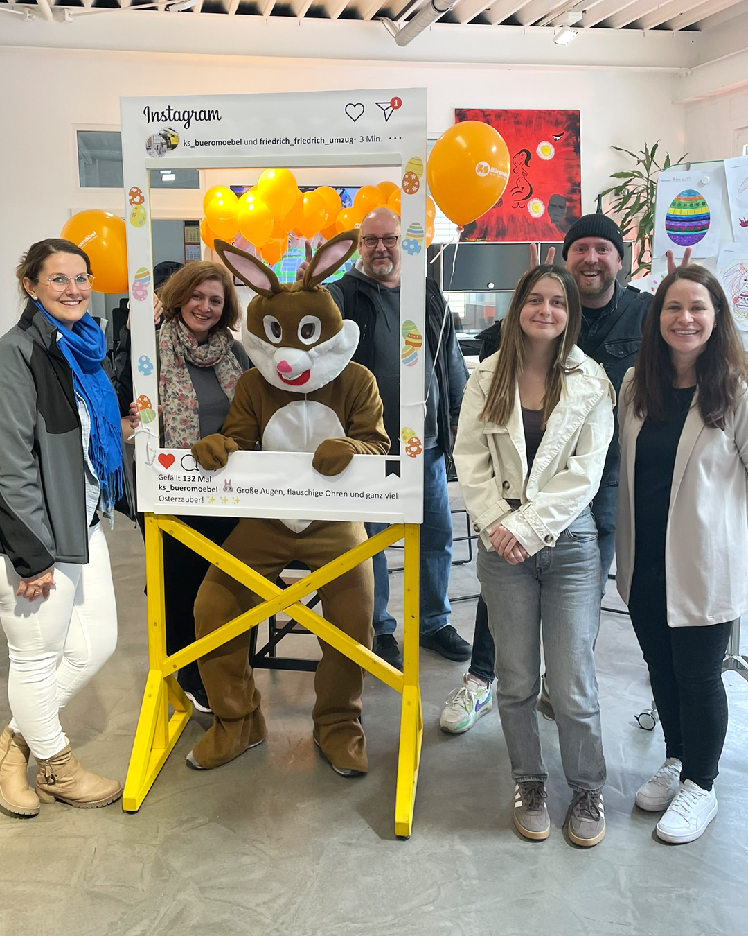 Osterhase und das fröhliche Team von Friedirch Friedrich und KS Büromöbel