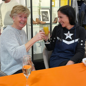 Birgit Richter feiert mit Renée Michèle Wolf und einem Glas Sekt den Beginn ihres Ruhestands.