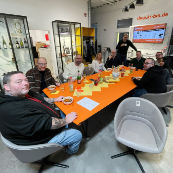 Das KS-Team am Tisch bei der Abschiedsfeier von Birgit Richter