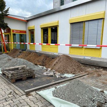 Parkplatz von KS Büromöbel ist gesperrt, der Gebäudesockel ist freigelegt