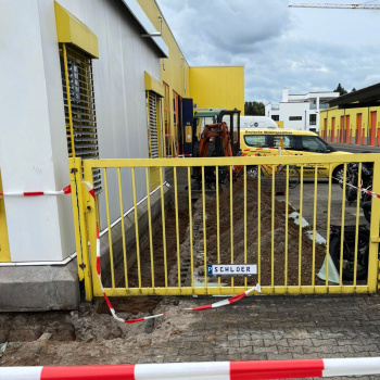 Gebäudesockel ist auch an der Seitenwand des Bürotraktes freigelegt