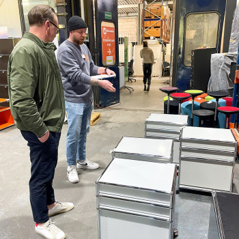 KS Verkäufer berät einen Kunde zu USM Rollcontainer