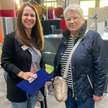 KS Verkäuferin und eine Kundin bei einem beratungsgespräch